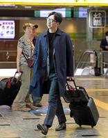 　帰阪する藤川監督（撮影・立川洋一郎）