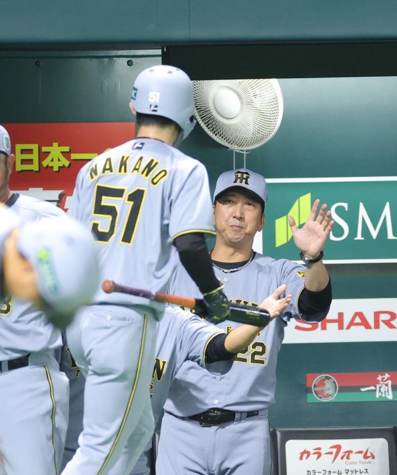 　１回、佐藤輝の先制打で生還した中野（左）を迎える藤川監督（撮影・西岡正）