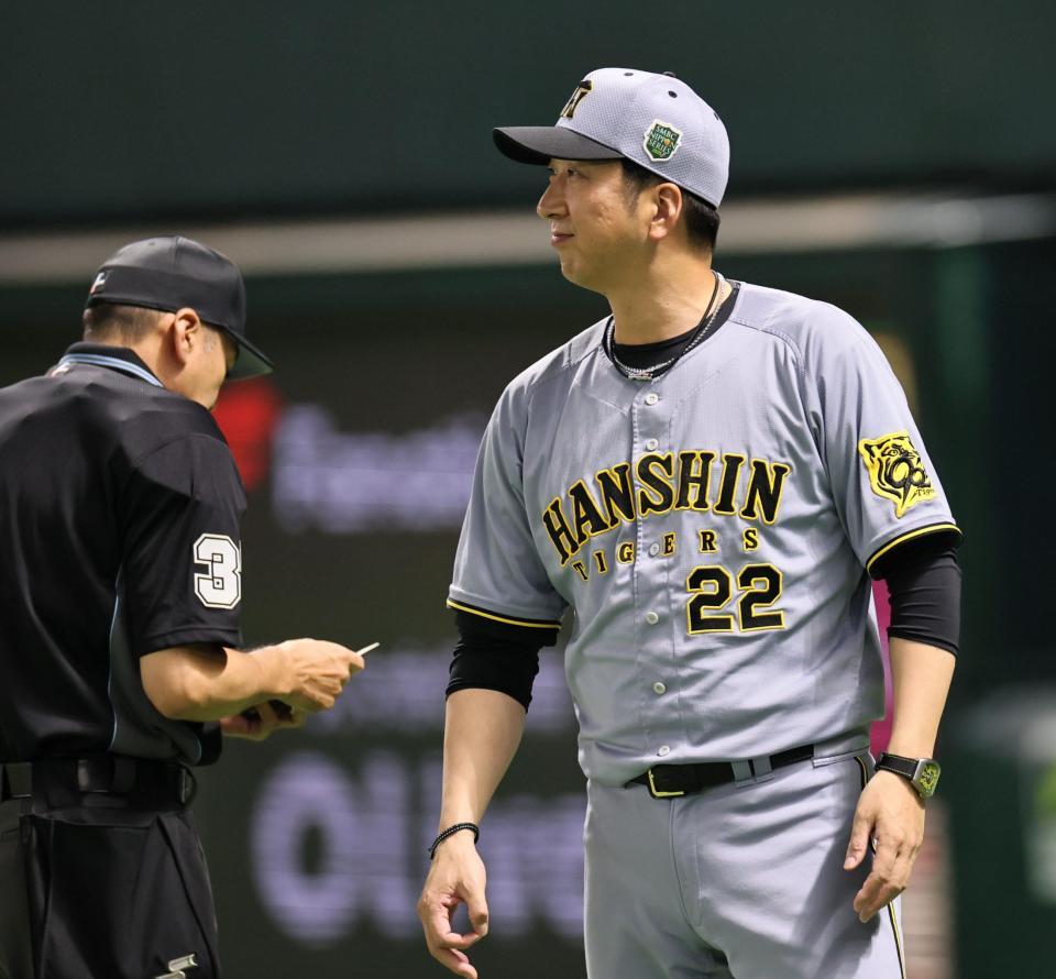 　２回、投手交代を告げる藤川監督（撮影・田中太一）