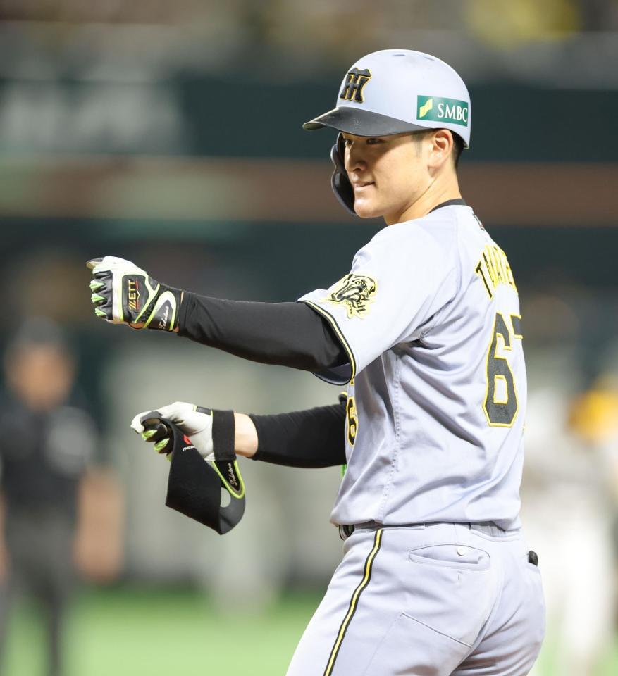 　４回、右前にシリーズ初安打を放ち、笑顔を見せる高寺（撮影・西岡正）