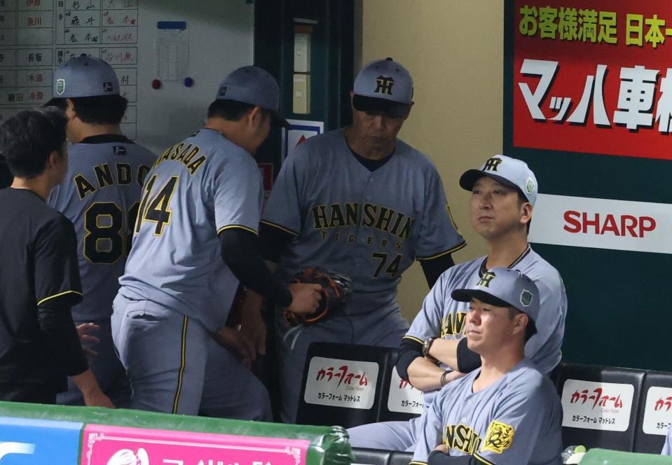 　２６日のソフトバンク戦で柳町の打球を受け岩貞が降板し厳しい表情の藤川監督（撮影・金田祐二）