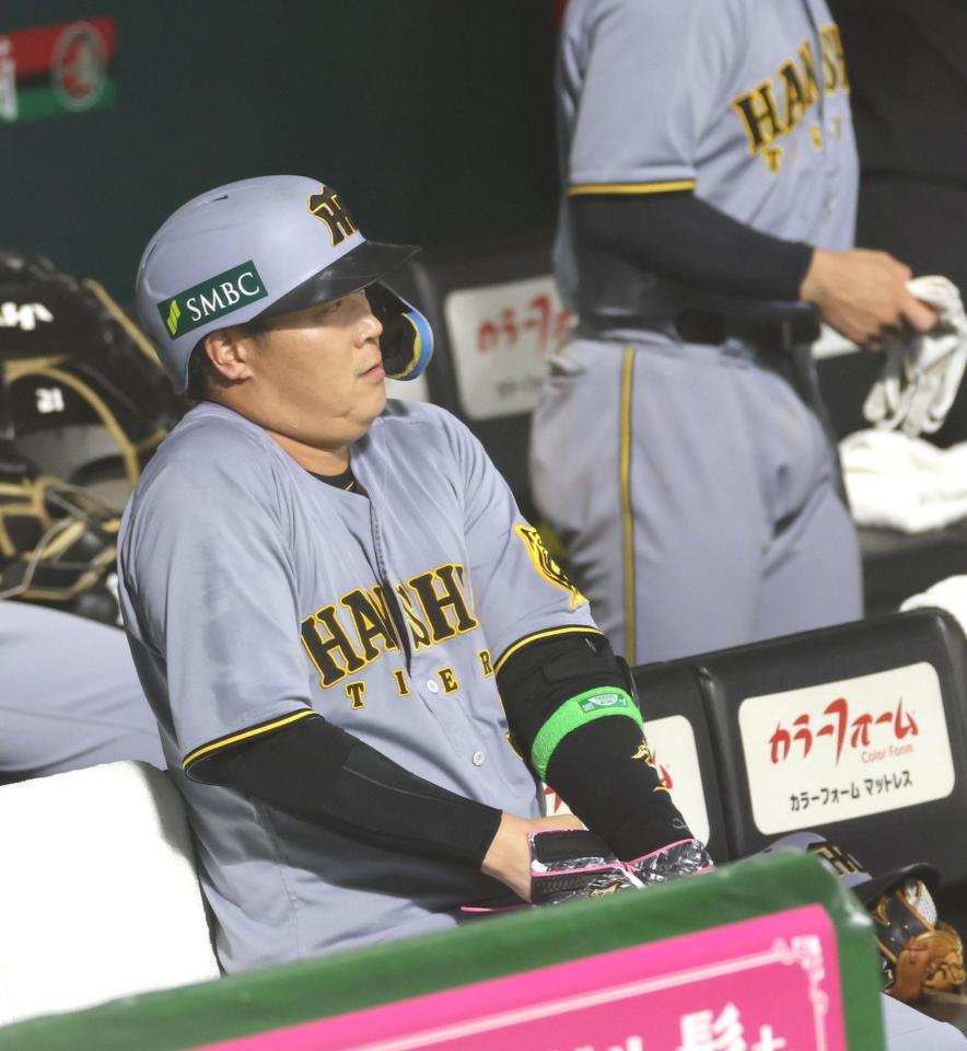 　４回、一邪飛に倒れた大山（２６日）