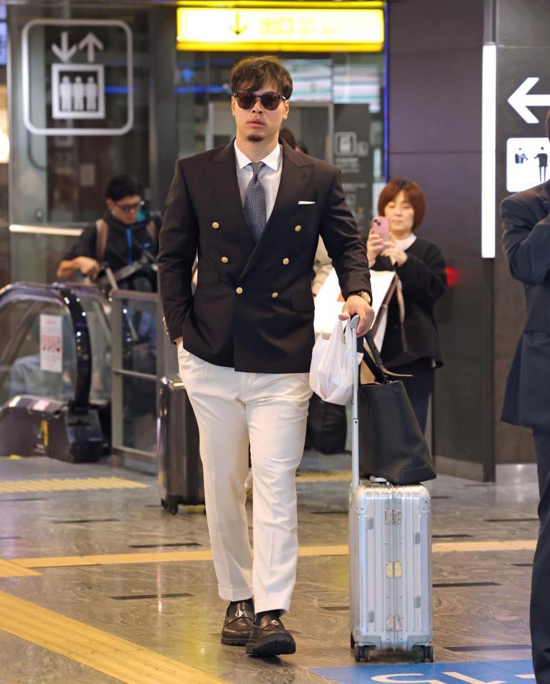 　帰阪する佐藤輝（撮影・立川洋一郎）