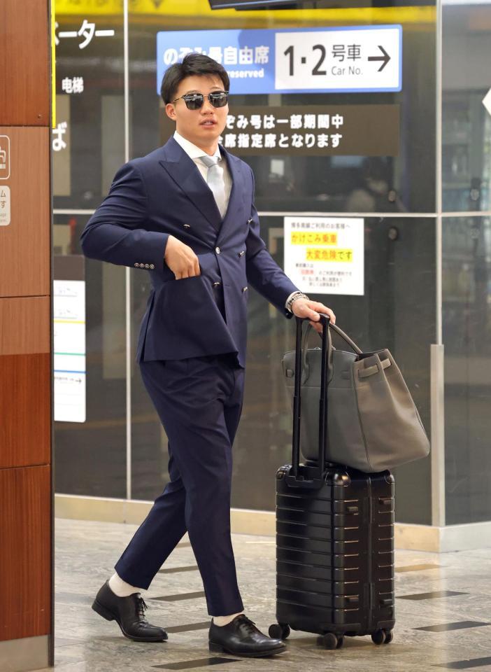 　帰阪する森下（撮影・立川洋一郎）