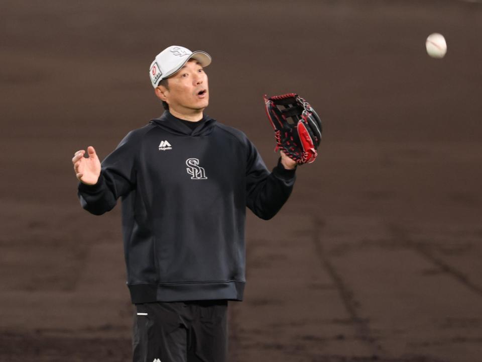 　甲子園で練習を行った小久保監督（撮影・金田祐二）