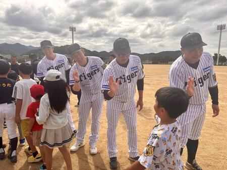 野球教室後に子供とハイタッチする（右から）森田氏、福原氏、岩田氏、岩本氏（球団提供）