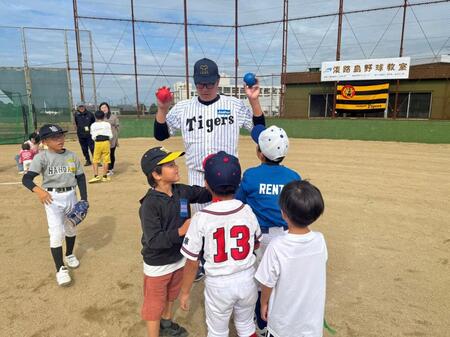 野球教室で子供と触れ合う福原氏（中央）＝球団提供