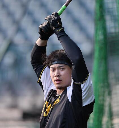 　打撃練習を待つ佐藤輝（撮影・田中太一）