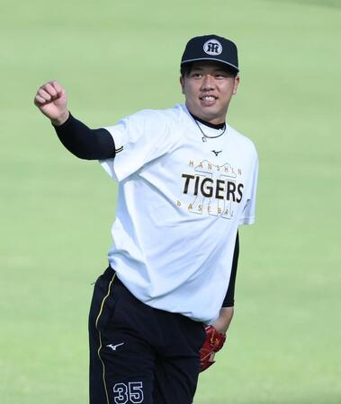 　調整する才木（撮影・金田祐二）