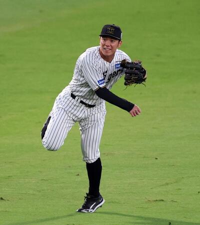 　試合前、シートノックを受ける豊田（撮影・山口登）