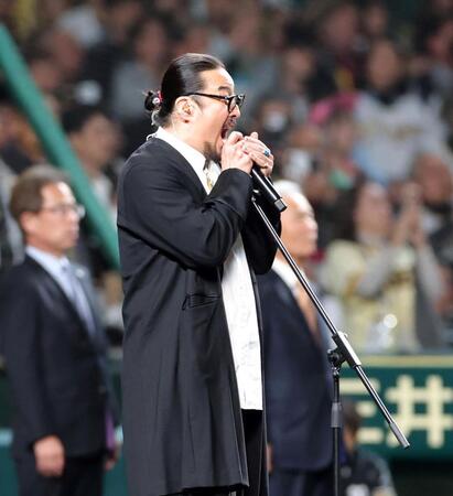 　国歌独唱する湘南乃風・若旦那（撮影・北村雅宏）