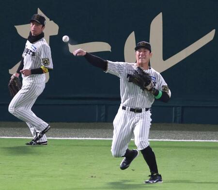 　３回、豊田は牧原大の飛球をワンバンドで捕球し二塁へ送球する（撮影・山口登）