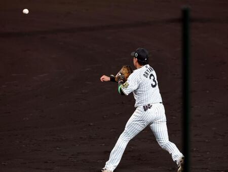 　５回、大山は海野の打球を捕球し三塁へ送球する（撮影・山口登）