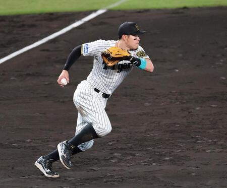 　５回、佐藤輝は二走・牧原大を追いかける（撮影・山口登）