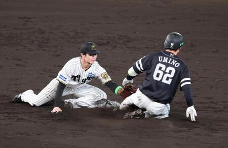 　５回、中野は二塁を狙った打者走者の海野をタッチアウトにする（撮影・山口登）