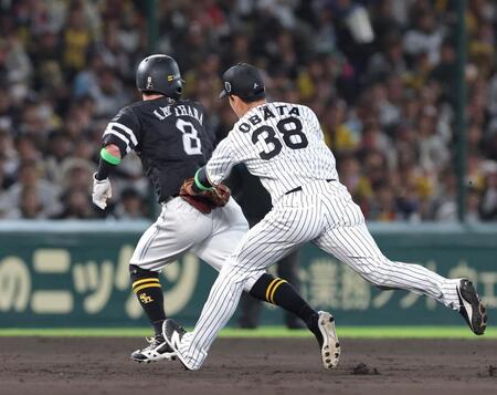 　５回、牧原大をタッチアウトにする小幡（右）＝撮影・北村雅宏