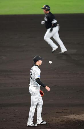 　４回、才木は山川に同点ソロを許す（撮影・山口登）