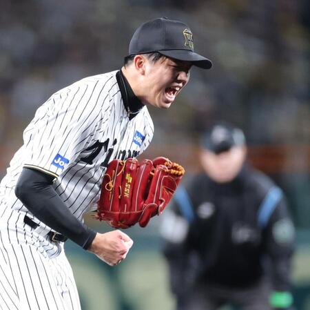 　３回、周東を三振に打ち取ってピンチをしのぎ吠える才木（撮影・西岡正）