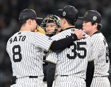 　６回、降板する才木（右）に話しかける佐藤輝（撮影・田中太一）