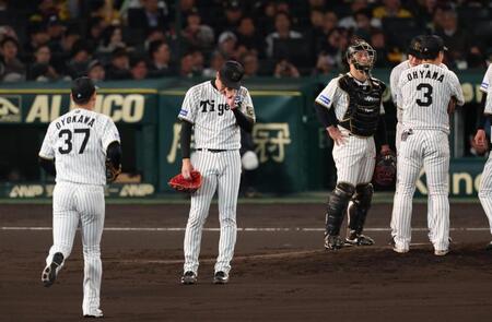 【写真】虎の顔の自覚　降板する才木の肩に手を置いて語りかける佐藤輝