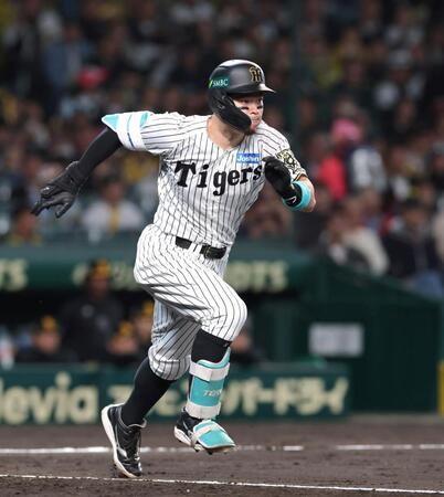 阪神・佐藤輝の申告敬遠にスタンド騒然、怒号飛び交う 無死一、二塁の絶好機で大山、代打・ヘルナンデスが凡退