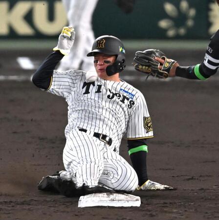 　６回、二盗を決める森下（撮影・飯室逸平）