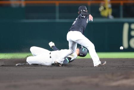 　６回、二盗に成功する森下（撮影・西岡正）