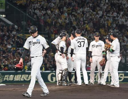 　６回途中、交代を告げられてベンチに戻る才木（左端）＝撮影・北村雅宏