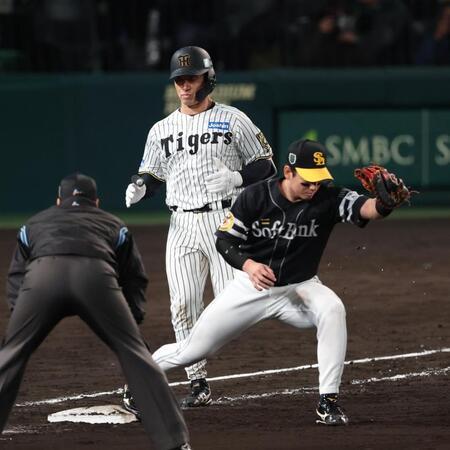 　８回、遊ゴロに倒れる坂本（撮影・金田祐二）