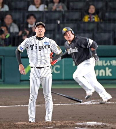 　４回、山川に同点ソロを浴びる才木（撮影・立川洋一郎）