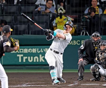 　４回、内野安打を放つ佐藤輝（撮影・立川洋一郎）