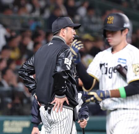 　７回、中野（右）が空振り三振に倒れてベンチに戻る中、選手交代を告げる藤川監督（撮影・北村雅宏）