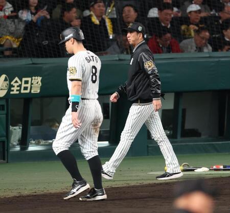 　６回、チャンスも得点できず厳しい表情の藤川監督（撮影・金田祐二）