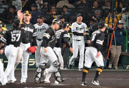 　勝利に沸くソフトバンクナインを横目にベンチを出る藤川監督ら（撮影・飯室逸平）