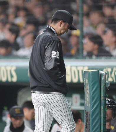 　９回、投手交代を終え、ベンチへ戻る藤川監督（撮影・西岡正）