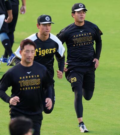 　走り込んで汗を流す高橋（右）＝撮影・立川洋一郎