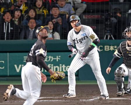 　６回、中飛に倒れる大山（撮影・立川洋一郎）