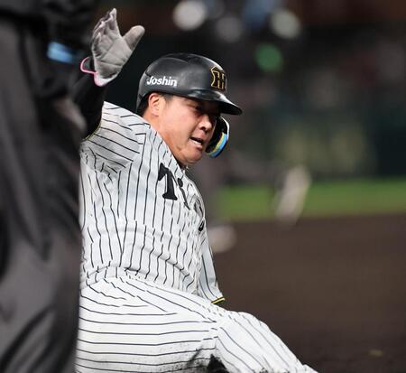 　８回、島田の安打で三塁へ滑り込む大山（撮影・田中太一）