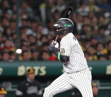 　８回、死球を受ける大山（撮影・北村雅宏）