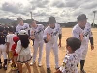 野球教室後に子供とハイタッチする（右から）森田氏、福原氏、岩田氏、岩本氏（球団提供）