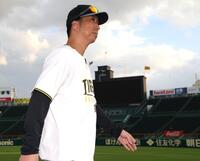 阪神タイガース　ユニフォーム　藤川監督 阪神・藤川監督「相手はもうずっと関係ない」 ファンに「寒いからね