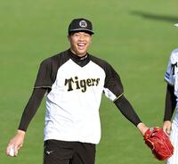 　キャッチボールを終え、笑顔を見せる才木（撮影・田中太一）