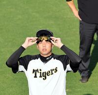 　練習前、空を見上げる才木（撮影・田中太一）