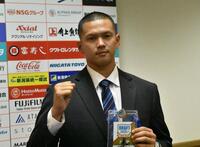 　ガッツポーズをする能登