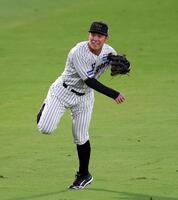 　試合前、シートノックを受ける豊田（撮影・山口登）