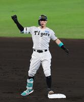 　１回、佐藤輝は先制適時二塁打を放ちベンチにポーズを送る（撮影・山口登）