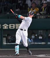 　１回、先制二塁打を放つ佐藤輝（撮影・飯室逸平）