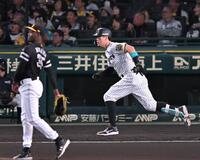 　１回、モイネロ（左）から先制二塁打を放つ佐藤輝（撮影・飯室逸平）