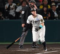 　１回、先制適時二塁打を放つ佐藤輝（撮影・金田祐二）