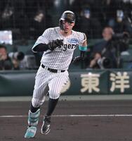 　１回、先制二塁打を放つ佐藤輝（撮影・飯室逸平）